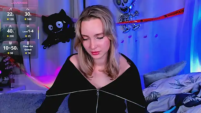 Snapshot of EllaBloom chatting on 10.29.25 EllaBloom online show from 10.29.25