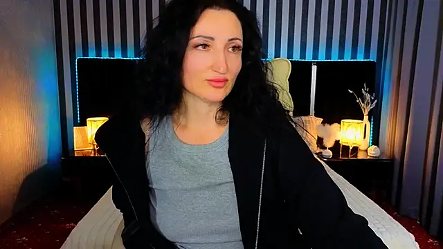 Snapshot of MissRossi chatting on 10.11.25 MissRossi online show from 10.11.25