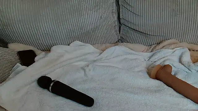 Snapshot of liloush__ chatting on 10.22.25 liloush online show from 10.22.25