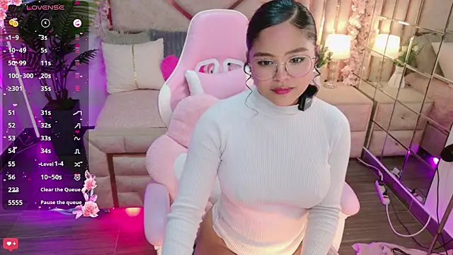 Snapshot of eimy_2 chatting on 10.11.25 eimy 2 online show from 10.11.25