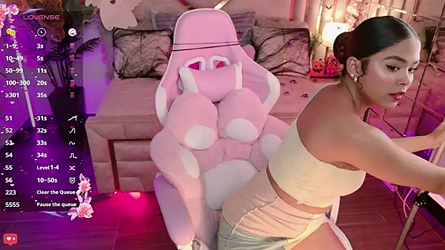 Snapshot of eimy_2 chatting on 10.22.25 eimy 2 online show from 10.22.25