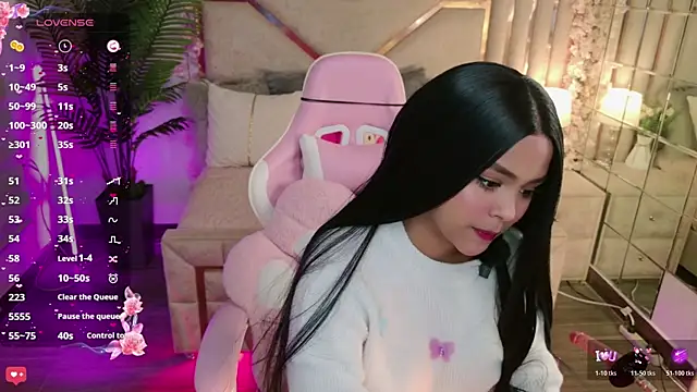 Snapshot of eimy_2 chatting on 11.15.25 eimy 2 online show from 11.15.25