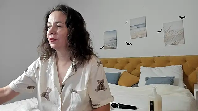 Snapshot of Kira_Adler chatting on 10.28.25 Kira Adler online show from 10.28.25