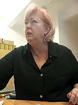 Snapshot of TerezaVelvet chatting on 10.13.25 TerezaVelvet online show from 10.13.25