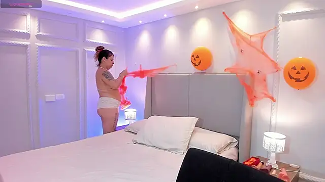 Snapshot of Scarley chatting on 11.04.25 Scarley online show from 11.04.25