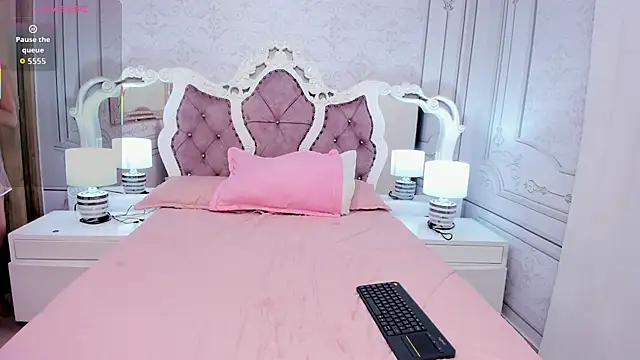 Snapshot of Sofi_naughty18 chatting on 10.28.25 Sofi naughty18 online show from 10.28.25