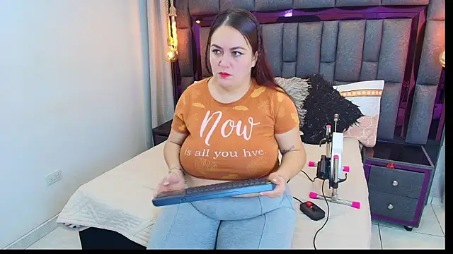 Snapshot of AdelineFiore chatting on 10.16.25 AdelineFiore online show from 10.16.25