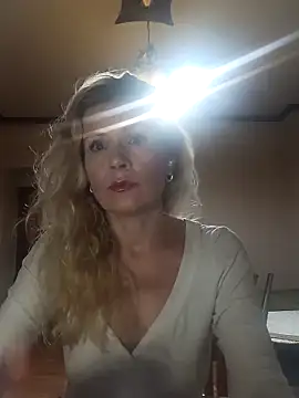 Julia Giulia online show from 10.04.25