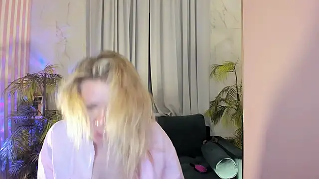 Snapshot of Julia_Giulia chatting on 04.23.26 Julia Giulia online show from 04.23.26
