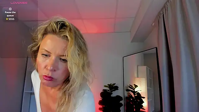 Snapshot of Julia_Giulia chatting on 05.21.26 Julia Giulia online show from 05.21.26
