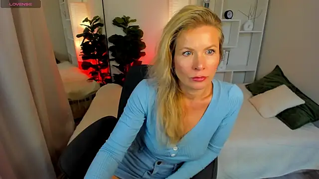 Snapshot of Julia_Giulia chatting on 06.18.26 Julia Giulia online show from 06.18.26