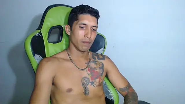 Snapshot of sensualduo chatting on 10.18.25 sensualduo online show from 10.18.25