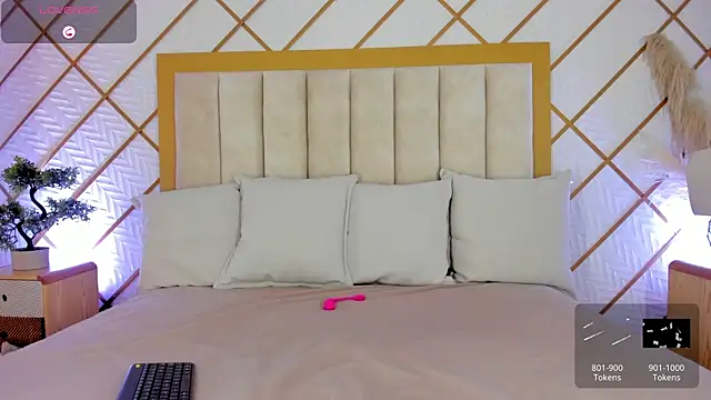 Snapshot of cocoamore chatting on 10.18.25 cocoamore online show from 10.18.25