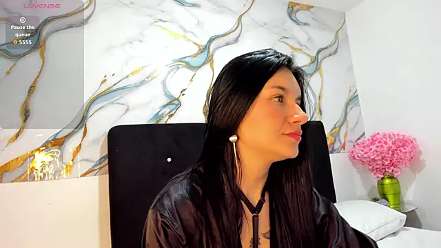 Snapshot of RoxanaBorns_ chatting on 06.01.26 RoxanaBorns online show from 06.01.26