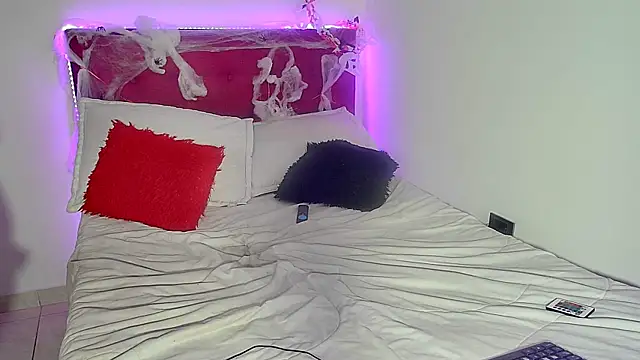 Snapshot of Lizz_Milf chatting on 10.23.25 Lizz Milf online show from 10.23.25