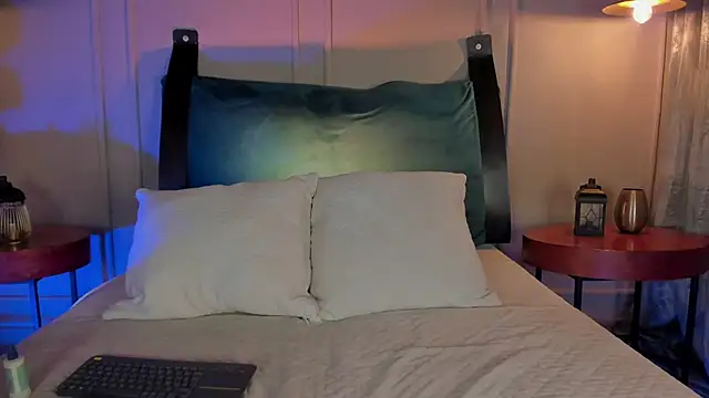 NaishaFord 1 online show from 10.21.25