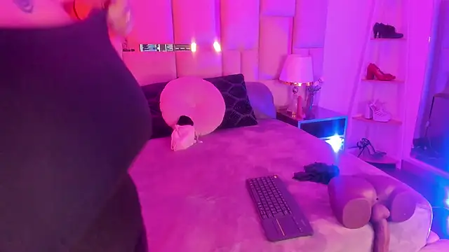 Violett Novoa online show from 12.05.25