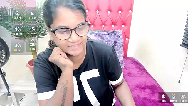 Snapshot of Strawberry_Lips chatting on 10.02.25 Strawberry Lips online show from 10.02.25