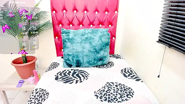 Snapshot of Strawberry_Lips chatting on 10.15.25 Strawberry Lips online show from 10.15.25