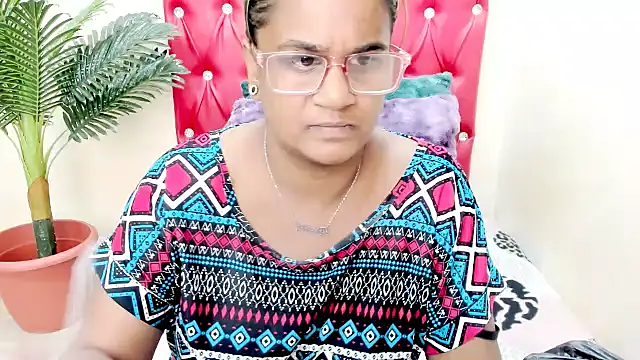 Snapshot of Strawberry_Lips chatting on 10.30.25 Strawberry Lips online show from 10.30.25