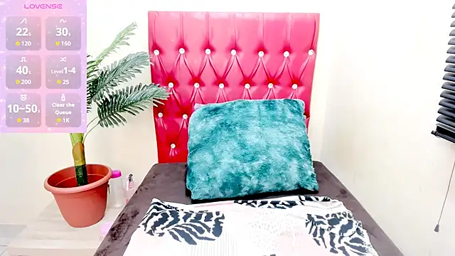 Snapshot of Strawberry_Lips chatting on 11.06.25 Strawberry Lips online show from 11.06.25