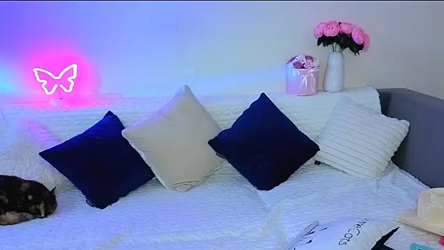 Bella Hillss online show from 10.11.25