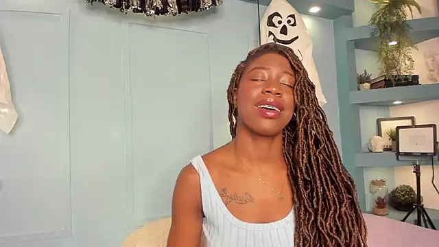 Snapshot of MichellePose chatting on 10.04.25 MichellePose online show from 10.04.25