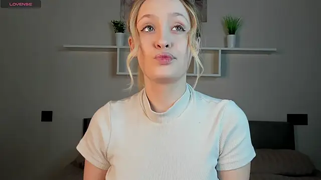 Julliakoill online show from 11.04.25