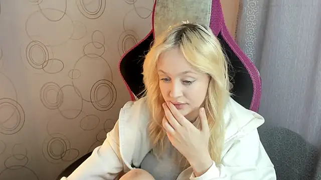 Julliakoill online show from 02.07.26