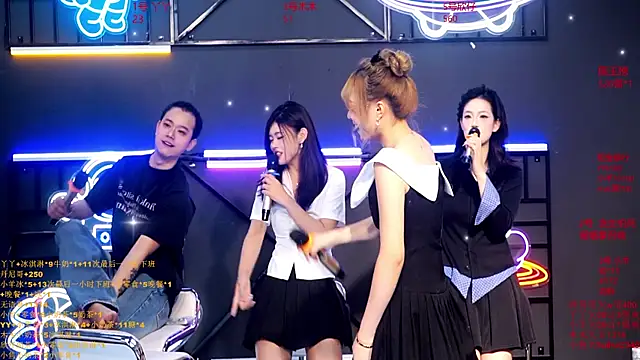 Snapshot of EYgirl222 chatting on 10.07.25 EYgirl222 online show from 10.07.25