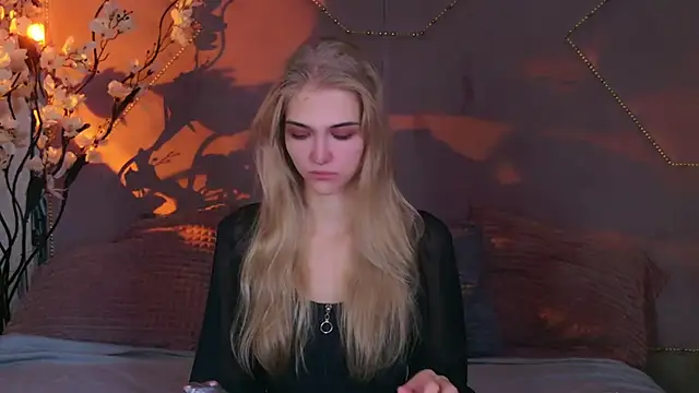 4example Chloe online show from 10.06.25