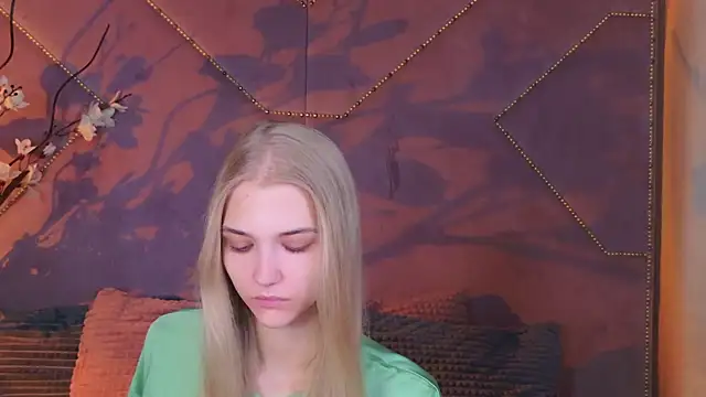 4example Chloe online show from 10.08.25