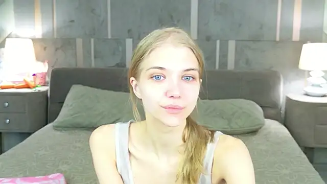 4example Chloe online show from 04.03.26