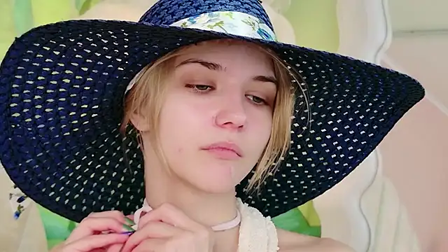 4example Chloe online show from 07.04.26