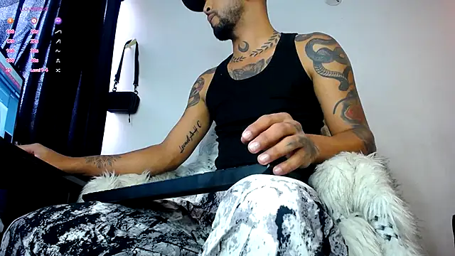 Snapshot of LickMyInk chatting on 10.20.25 LickMyInk online show from 10.20.25