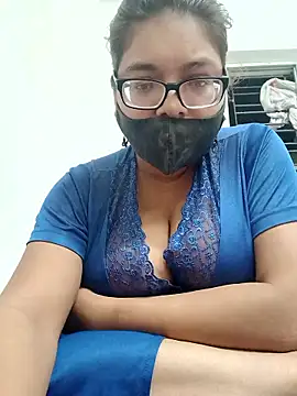 Snapshot of Elie_couple143 chatting on 10.05.25 Elie couple143 online show from 10.05.25