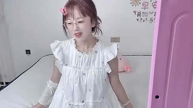 Snapshot of nini_a chatting on 10.09.25 nini a online show from 10.09.25