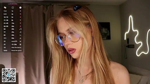 Snapshot of BeatrixCharton chatting on 10.10.25 BeatrixCharton online show from 10.10.25