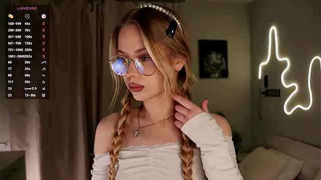 Snapshot of BeatrixCharton chatting on 10.23.25 BeatrixCharton online show from 10.23.25