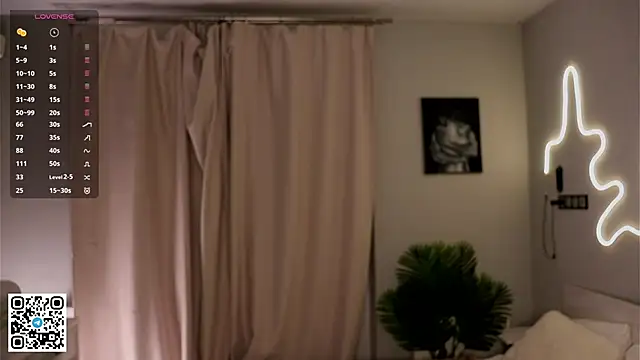 Snapshot of BeatrixCharton chatting on 10.26.25 BeatrixCharton online show from 10.26.25