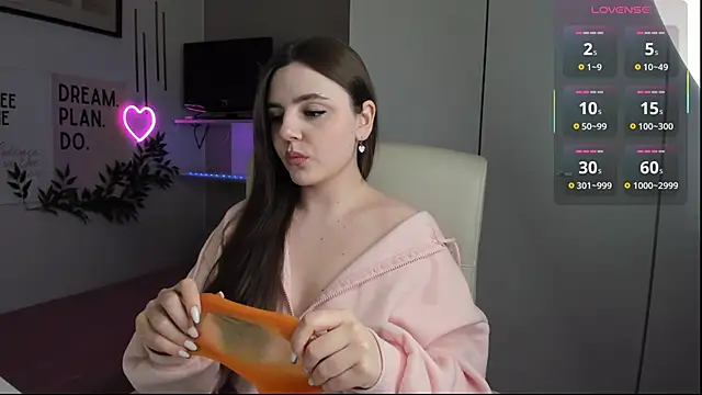 LiaWoow online show from 09.30.25