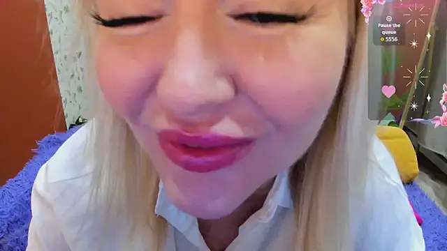 Snapshot of FlirtyMary chatting on 04.23.26 FlirtyMary online show from 04.23.26