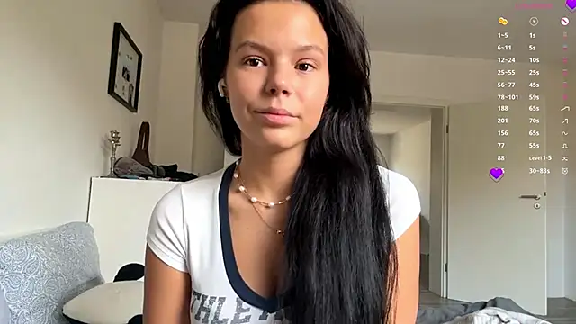 Snapshot of MaydaCornwall chatting on 11.08.25 MaydaCornwall online show from 11.08.25