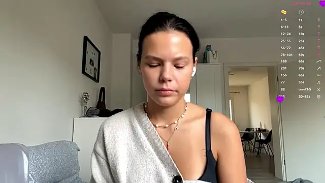 Snapshot of MaydaCornwall chatting on 11.12.25 MaydaCornwall online show from 11.12.25