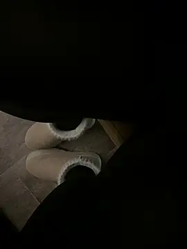 Snapshot of HiddenHoneyLDN chatting on 10.06.25 HiddenHoneyLDN online show from 10.06.25