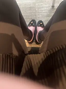 Snapshot of HiddenHoneyLDN chatting on 10.20.25 HiddenHoneyLDN online show from 10.20.25