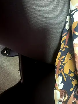 Snapshot of HiddenHoneyLDN chatting on 10.24.25 HiddenHoneyLDN online show from 10.24.25