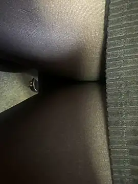 Snapshot of HiddenHoneyLDN chatting on 10.30.25 HiddenHoneyLDN online show from 10.30.25