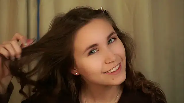 Snapshot of EthalFlowers chatting on 11.04.25 EthalFlowers online show from 11.04.25