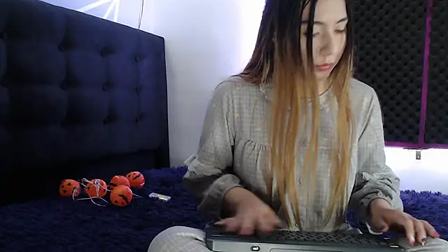 karlamoon23 online show from 10.13.25